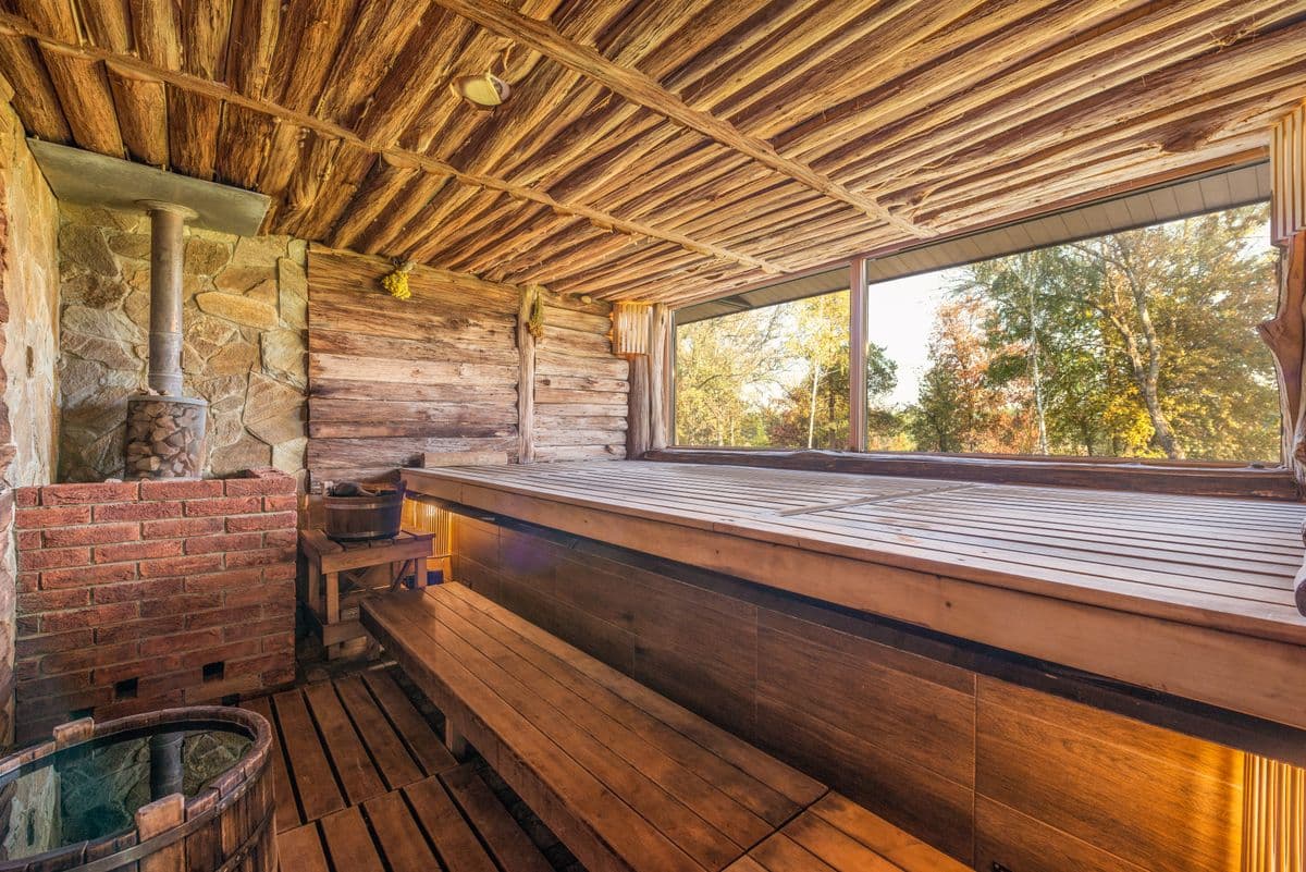 Bancas de madera junto a una ventana con vista al bosque.